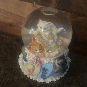 San Francisco Music Box Company Snow Globe 2 Kittens Cat Hats Presents With Box